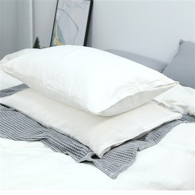 Valged linased padjad